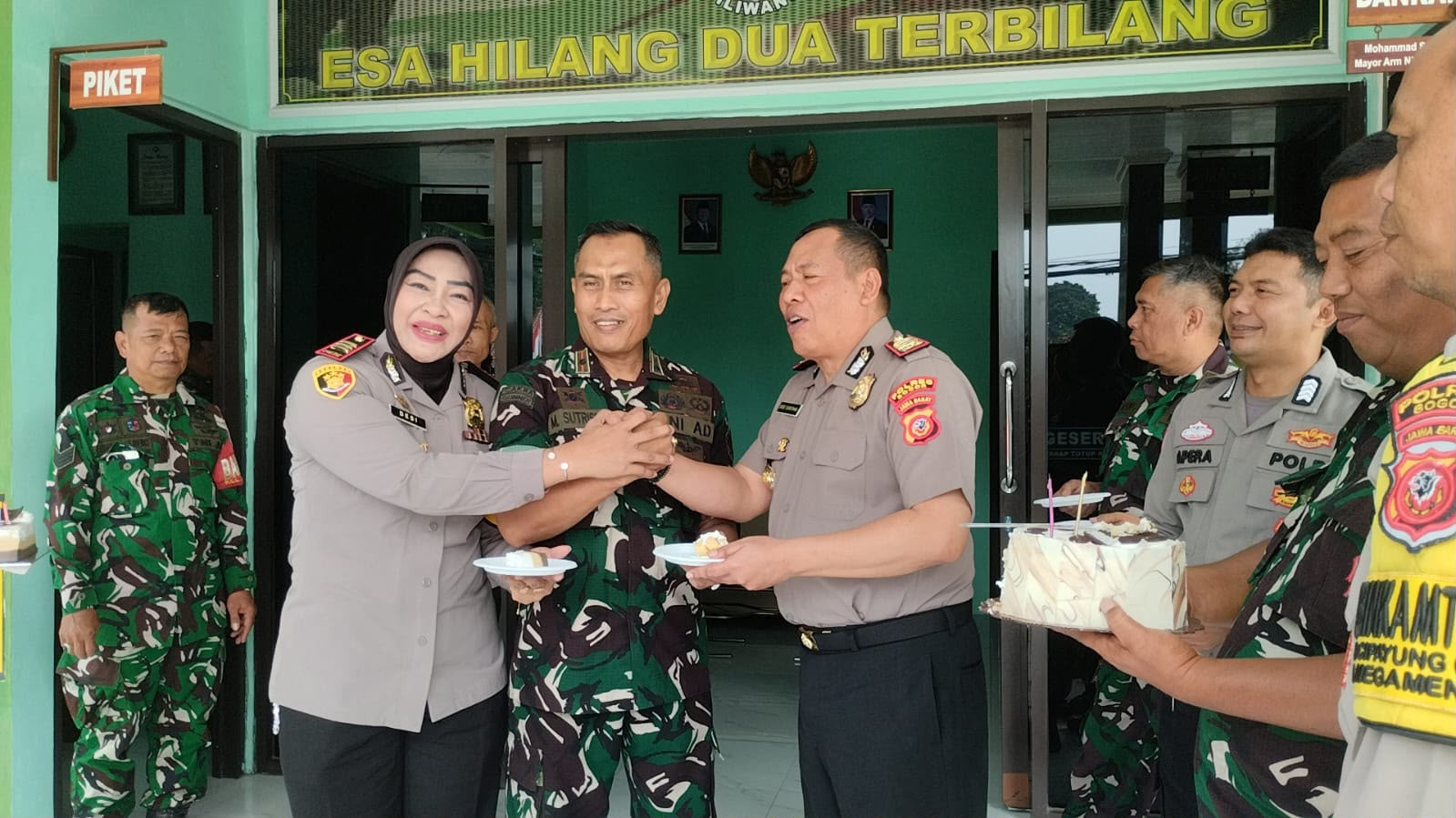 Kapolsek Megamendung dan Jajarannya Berikan Kejutan ke Posmil 0621 Kecamatan Megamendung dalam Rangka HUT TNI Ke - 81