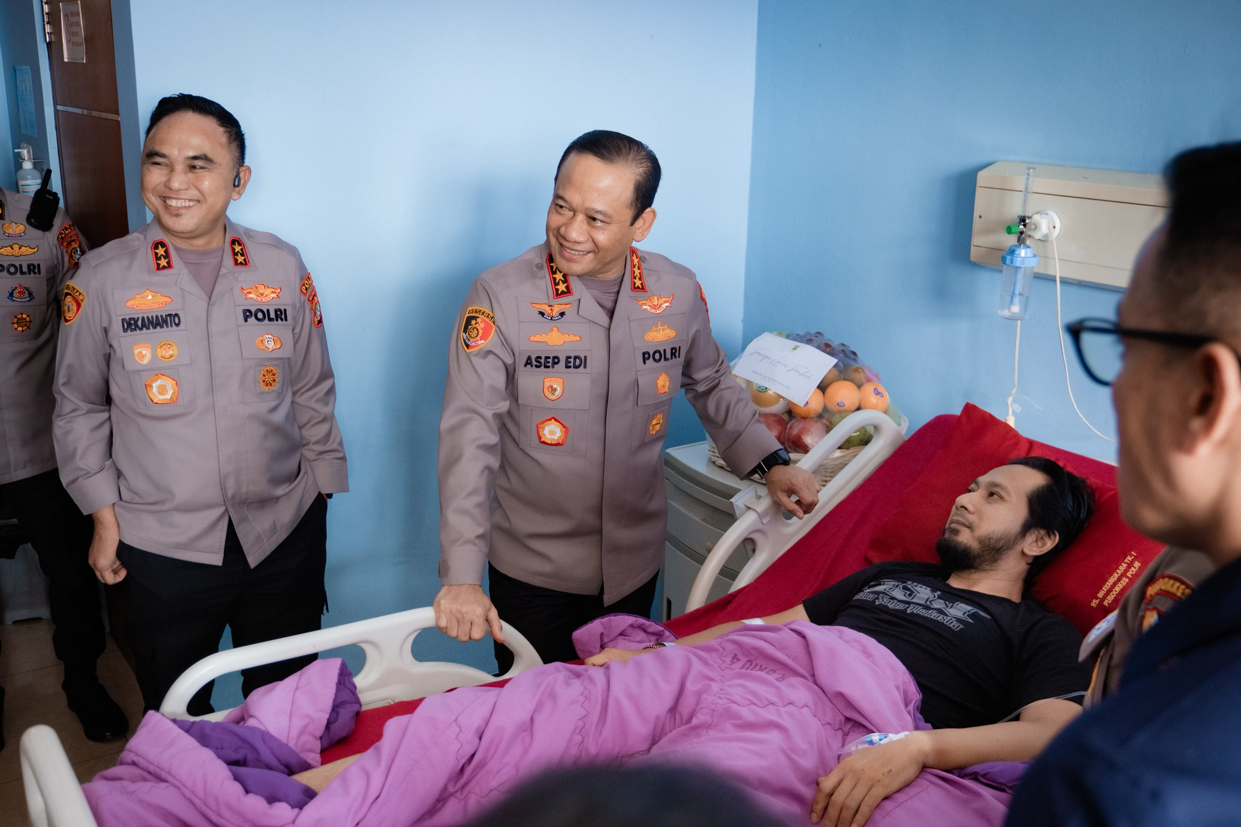 Kapolda Metro Jaya Jenguk Dua Anggota Polres Jakut yang Kecelakaan