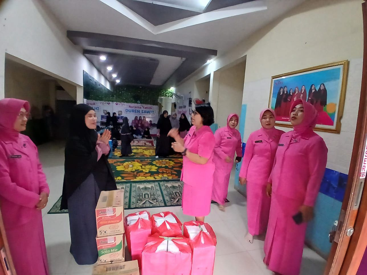 Bhayangkari Ranting Duren Sawit Santuni Anak Yatim di Yayasan Rumah Yatim