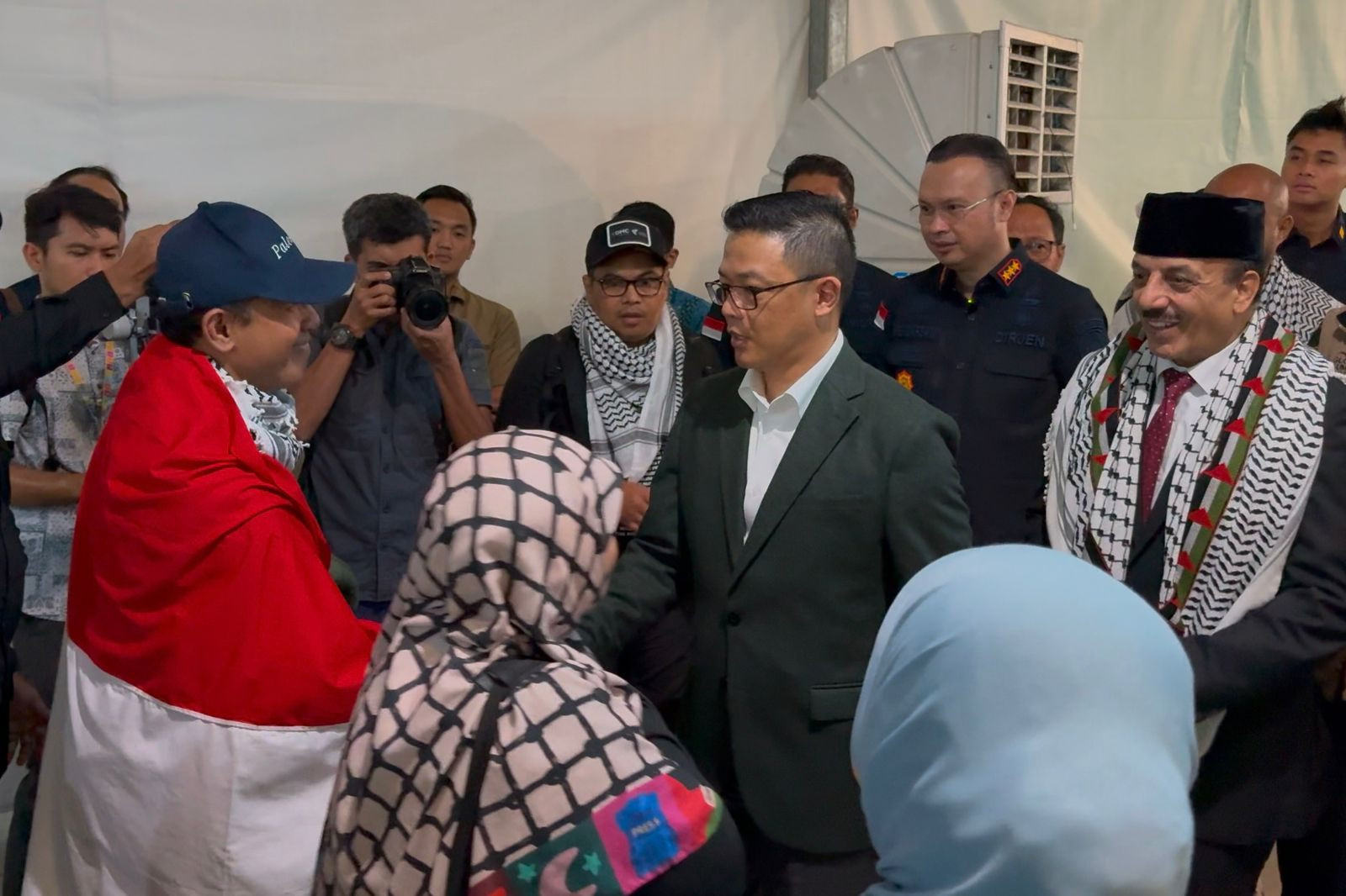 Menlu Sugiono Jemput Langsung WNI yang Bebas dari Tahanan Israel di Bandara Soetta