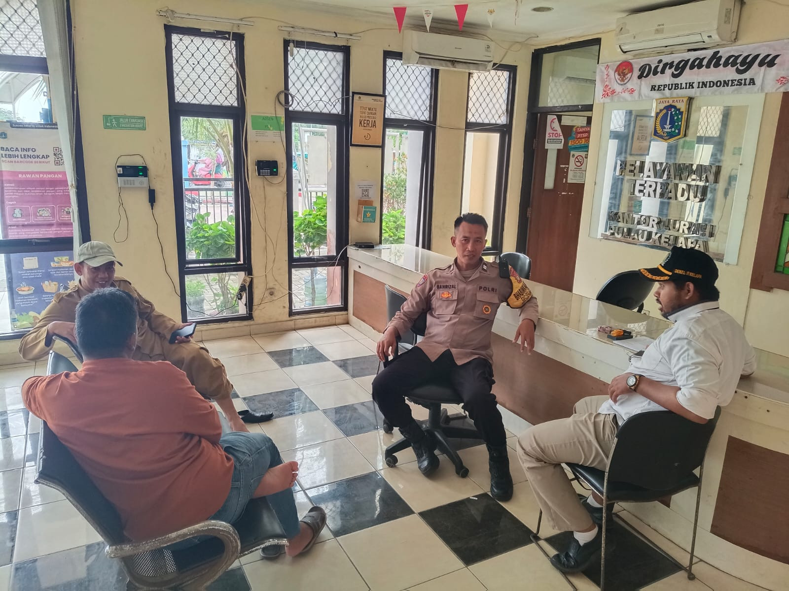 Jakarta On The Spot di Pulau Kelapa, Bhabinkamtibmas Imbau Warga Waspadai Hoaks dan Jaga Kamtibmas