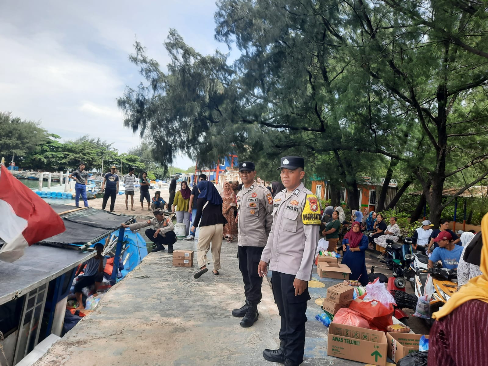 Polsek Kepulauan Seribu Selatan Menggelar Pengamanan Distribusi Pangan Bersubsidi di Pulau Lancang