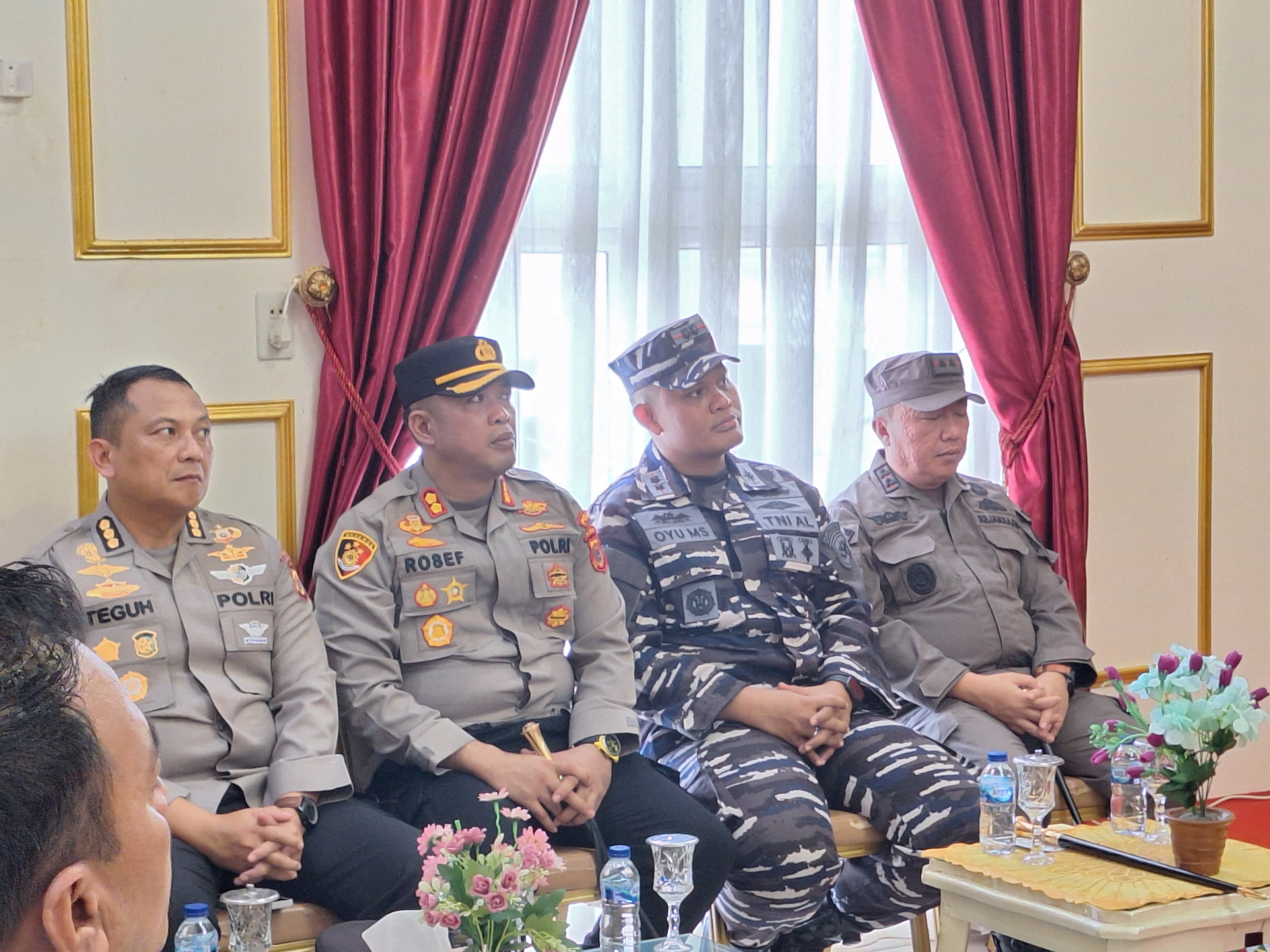 Danlanal Simeulue Sambut Kedatangan Kapolda Aceh Dalam Rangka Kunjungan Kerja di Simeulue