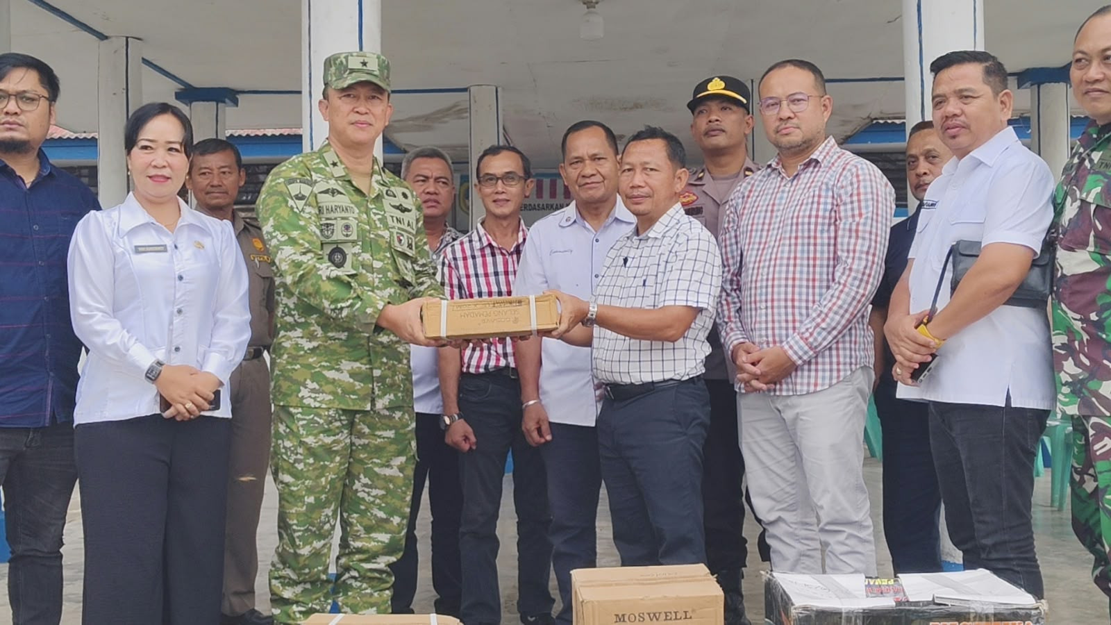Satgas Karhutla TNI Kawal Penyaluran Bantuan Korporasi untuk Desa Terdampak di Melawi