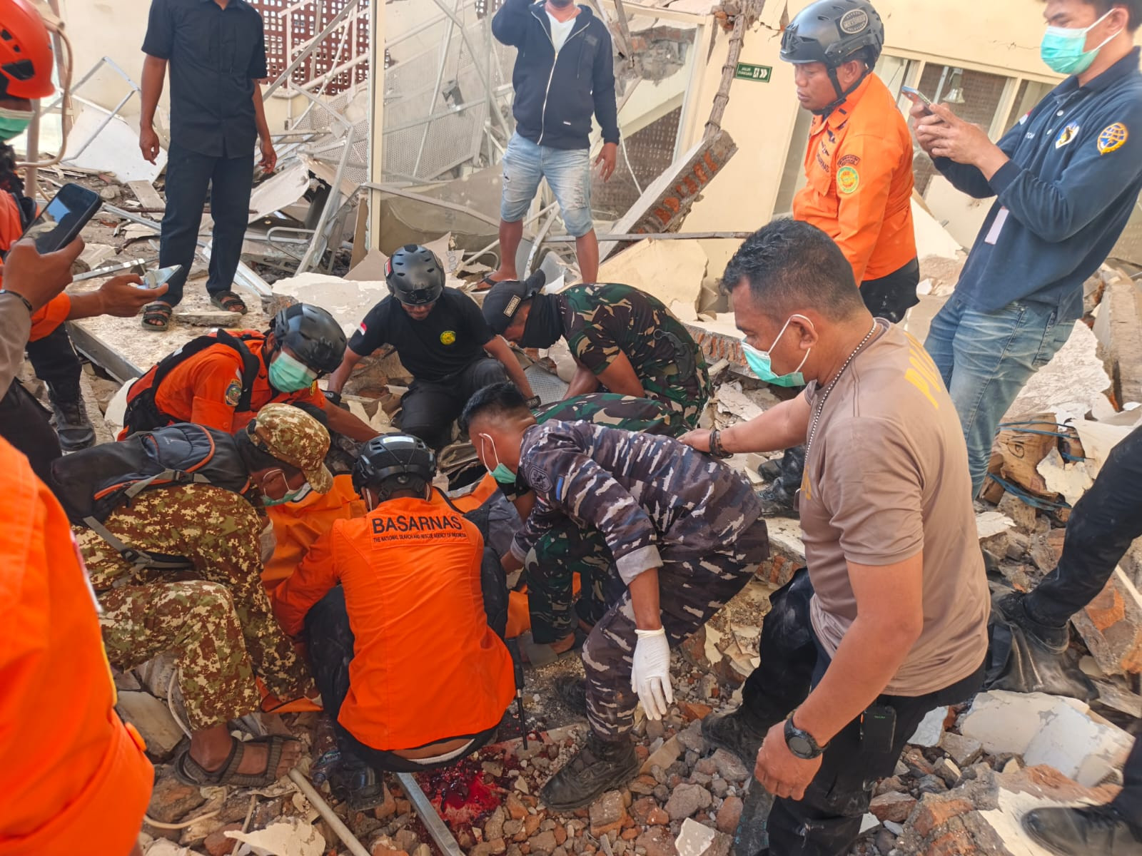 TNI Kerahkan Personel, Hercules, dan KRI Bantu Masyarakat Terdampak Gempa NTT