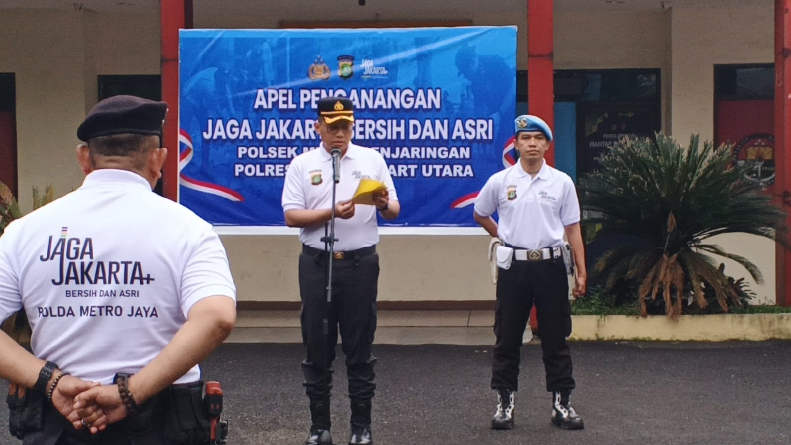 Polsek Metro Penjaringan Gaungkan “Jaga Jakarta Bersih dan Asri”, Kapolsek Ajak Personel Jadi Pelopor Lingkungan Sehat