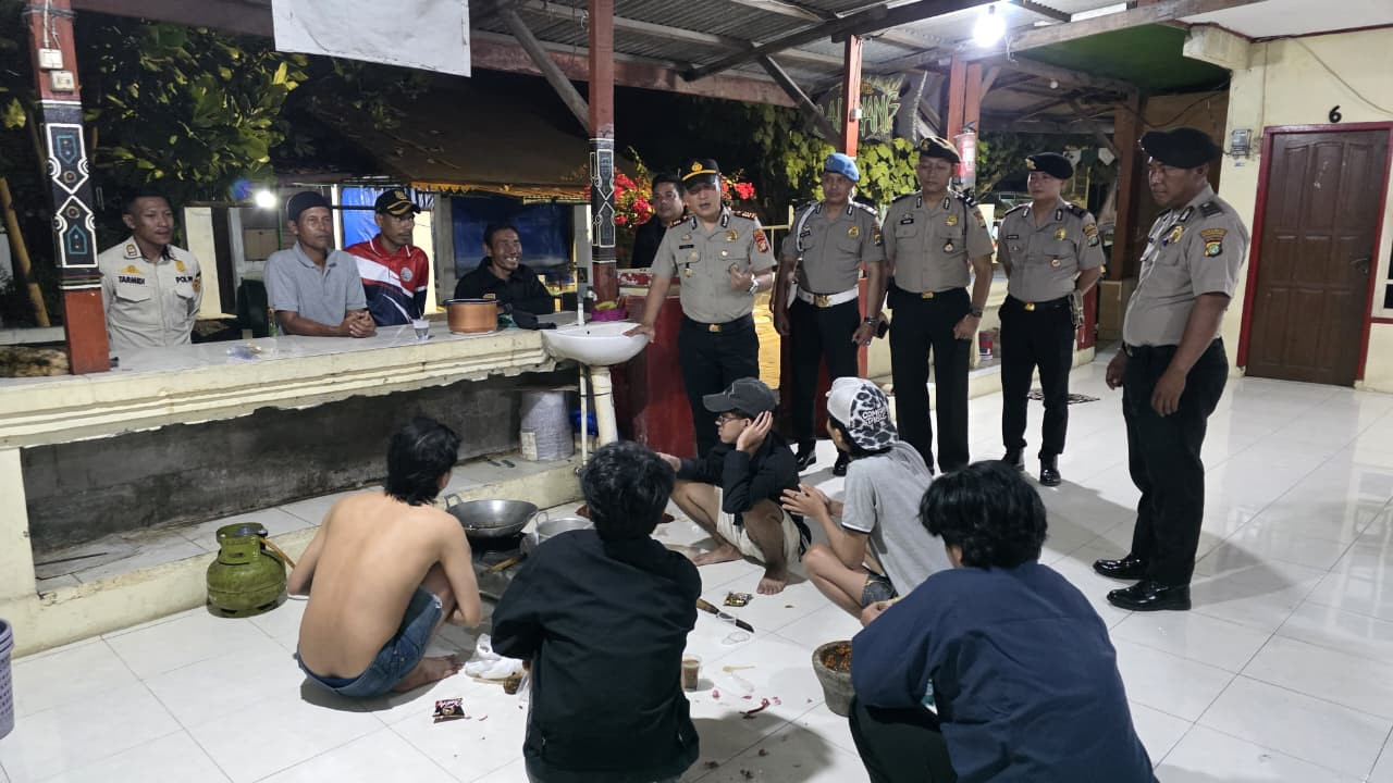 Polisi Bersama Masyarakat, Polsek Kepulauan Seribu Selatan Perkuat Keamanan Lewat Patroli Malam