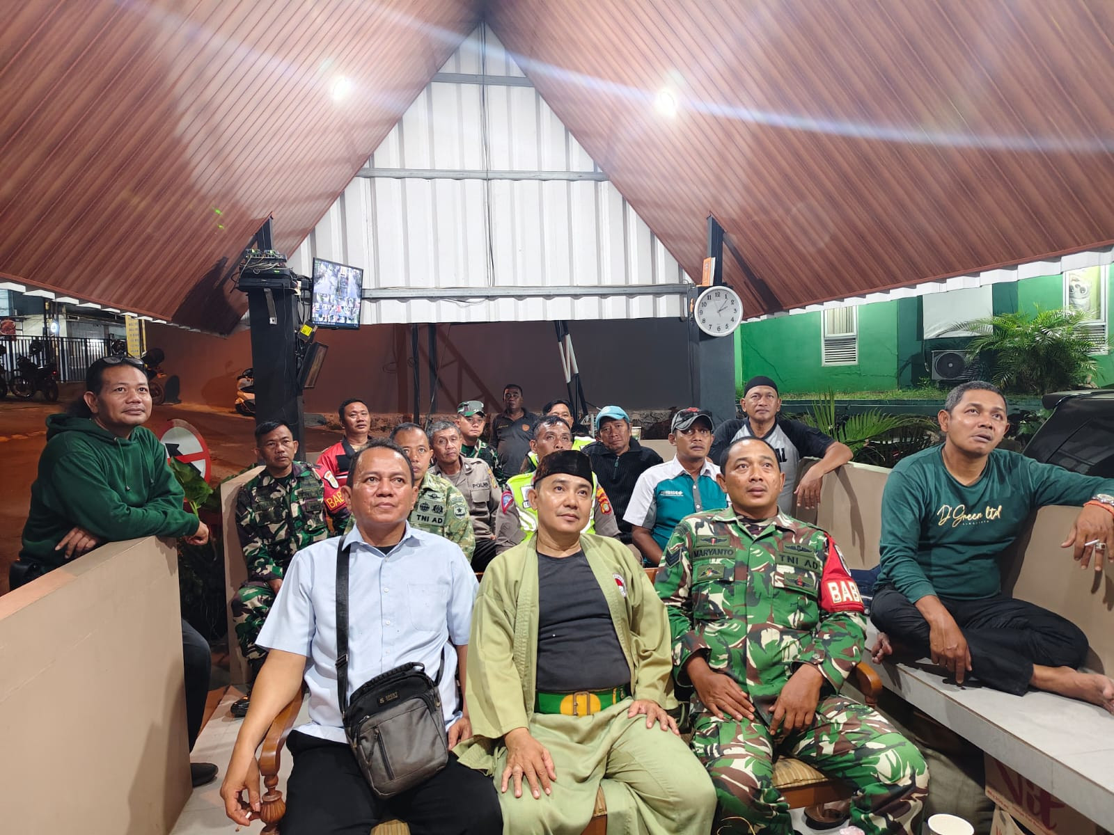 Polsek Bekasi Barat Gelar Nobar Piala Dunia 2026, Pererat Sinergi Bersama TNI dan Pokdar Kamtibmas