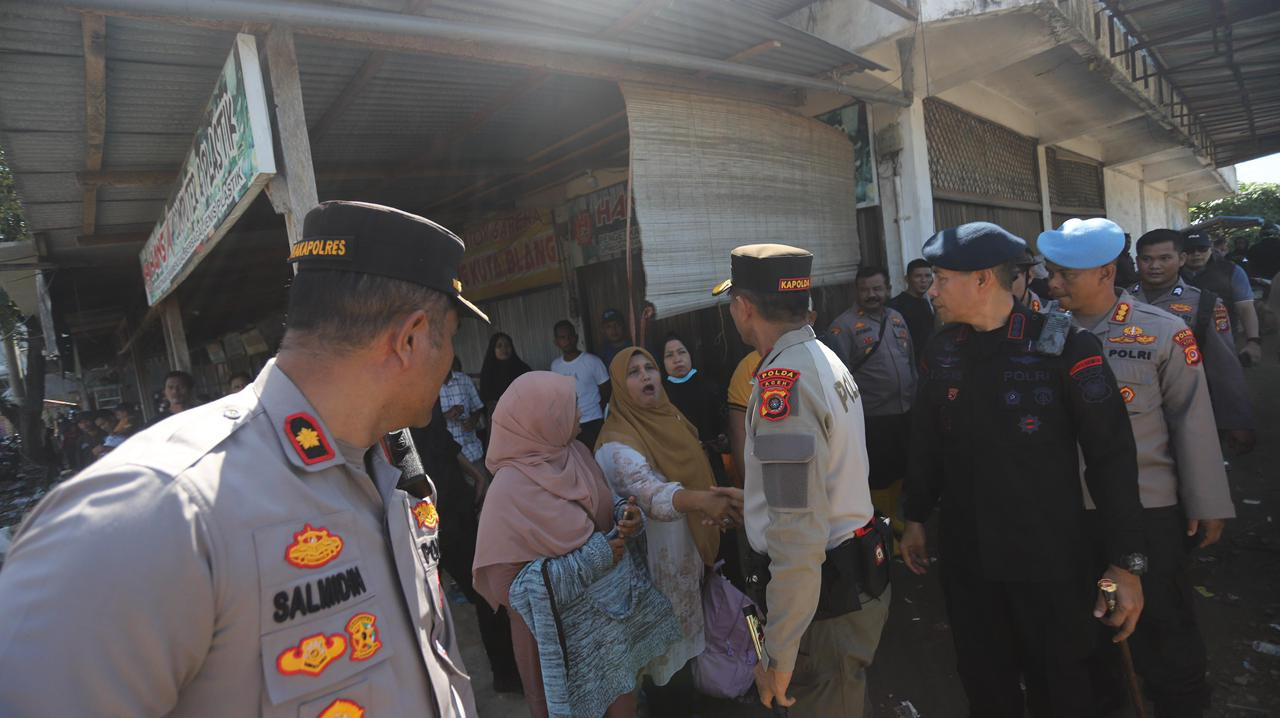 Kapolda Sebrangi Sungai Tingkeum untuk Tembus ke Aceh Utara, Sempat Temui Warga yang Tertahan di Kutablang