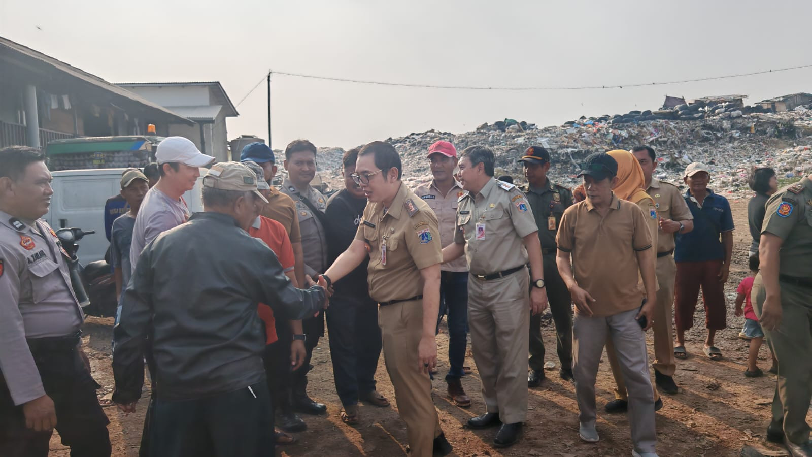 Polisi Kawal Camat Cilincing Tinjau TPS Nagrak, Pengelolaan Sampah Berbasis RDF Jadi Perhatian