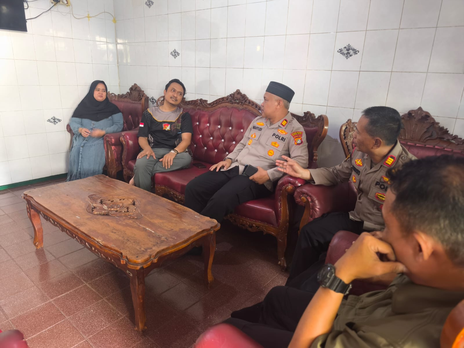 Empati dan Peduli Kapolsek Bekasi Barat Menjenguk Anggota yang Sakit di Harapan Jaya Bekasi Utara