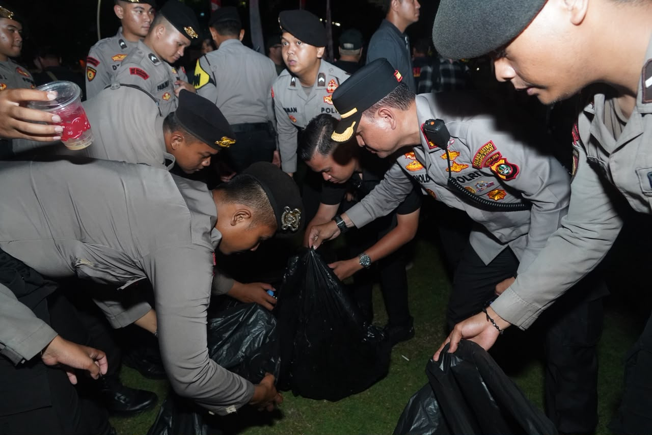 TNI - Polri, Pemprov DKI Bersihkan Sampah Usai Aksi