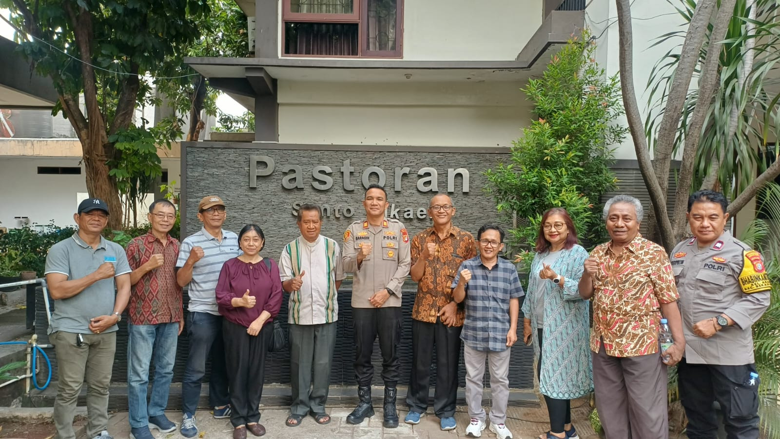 Jaga Jakarta On The Spot : Kapolsek Bekasi Barat Sambangi Gereja Santo Mikael Kranji, Perkuat Sinergi Jaga Kamtibmas