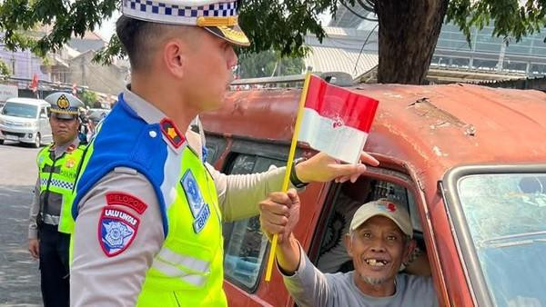 Polantas di Bekasi Sapa Ojol hingga Angkot, Bagikan Bendera Merah Putih