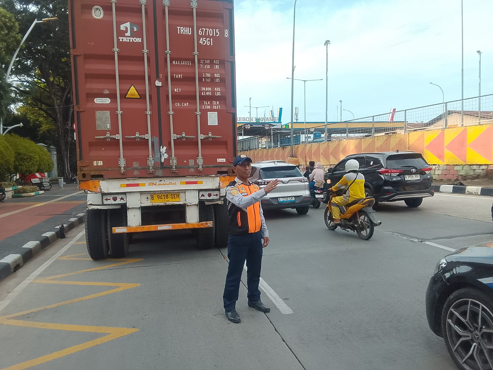 Dishub Jakarta Utara Gerak Cepat Tangani Trailer Mogok di Jalan Yos Sudarso