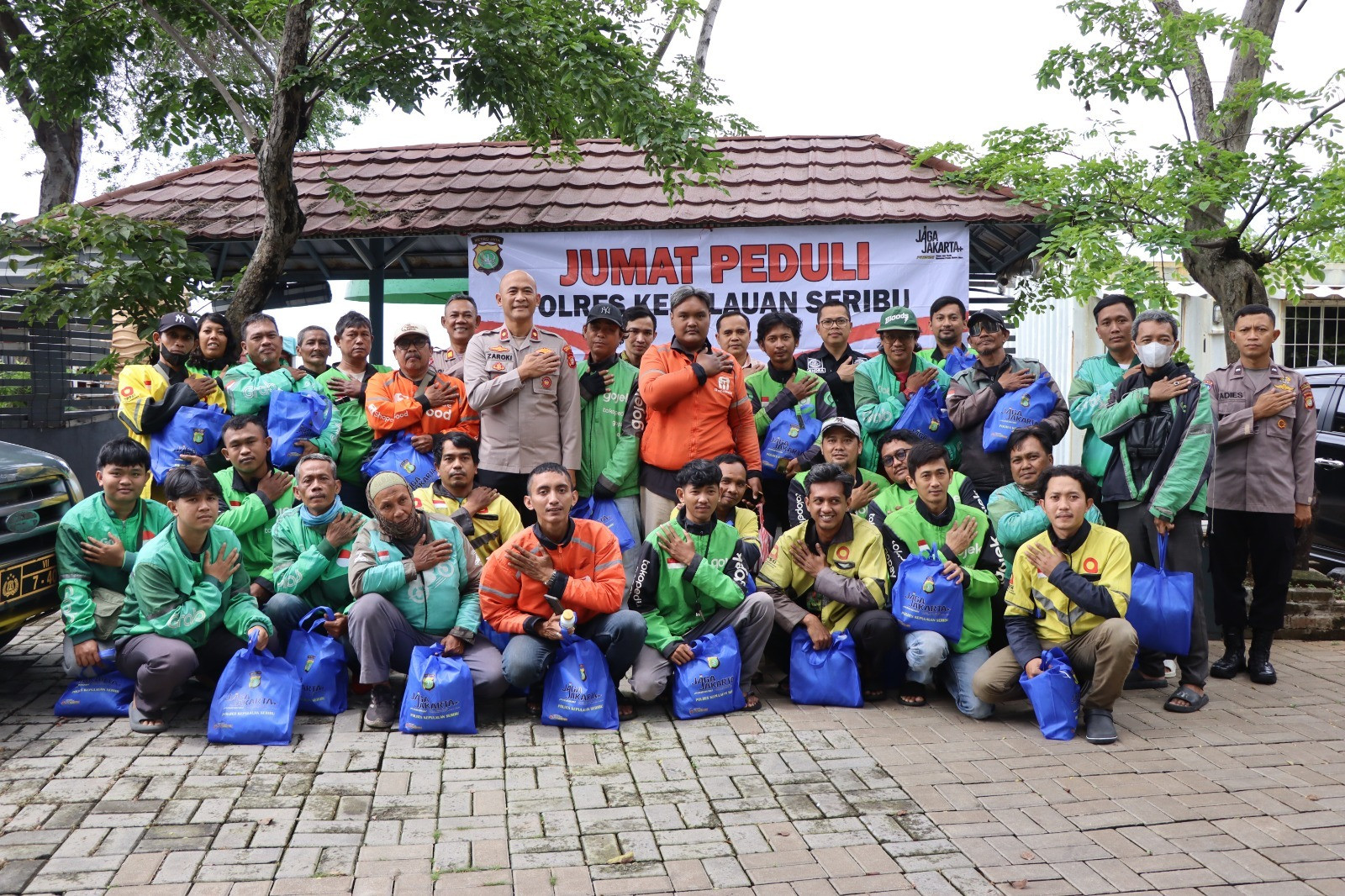 Momentum Ramadan, Polres Kepulauan Seribu Gelar Jumat Peduli dan Salurkan Paket Sembako kepada Pengemudi Ojol di Marina Ancol