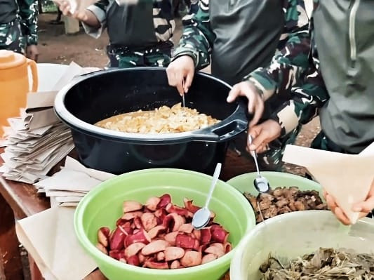Satgas Yonif 126/KC Berbagi Berkah di Inggembit : Makan Bergizi dan Pemeriksaan Kesehatan Gratis
