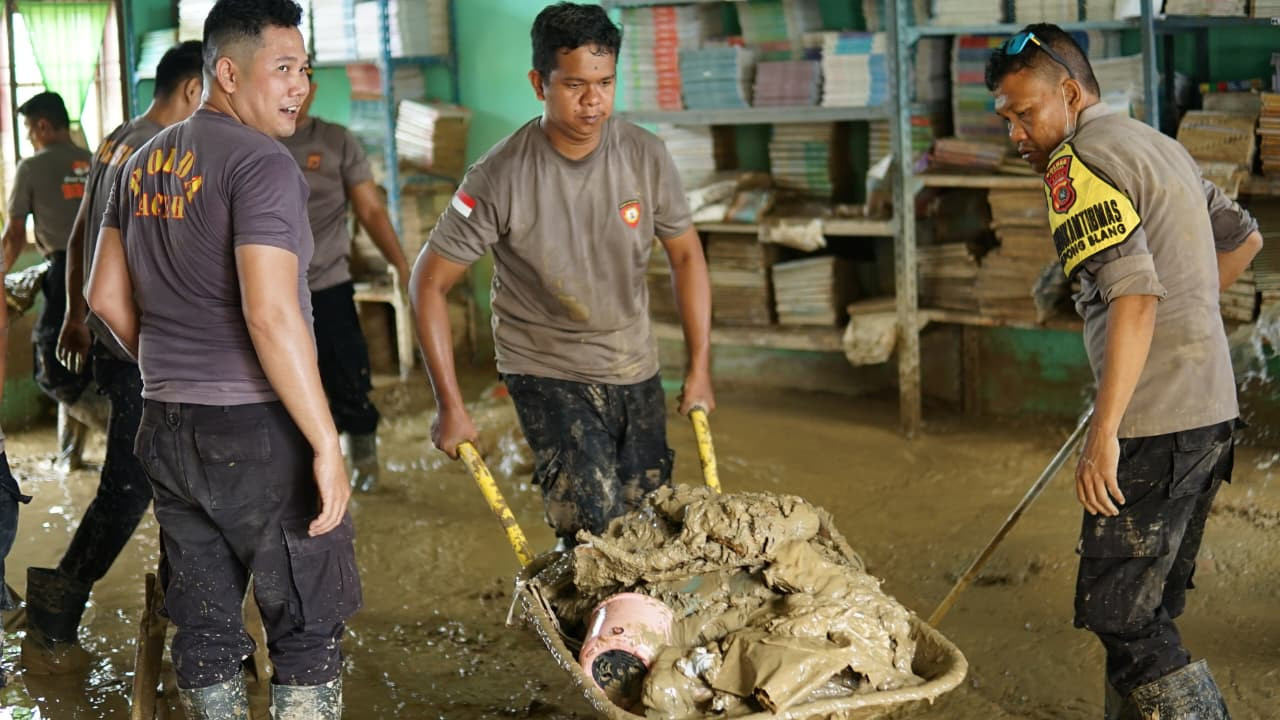 Bhakti Pendidikan Polri, Polres Langsa Bersihkan Sekolah Pascabanjir di Aceh Tamiang