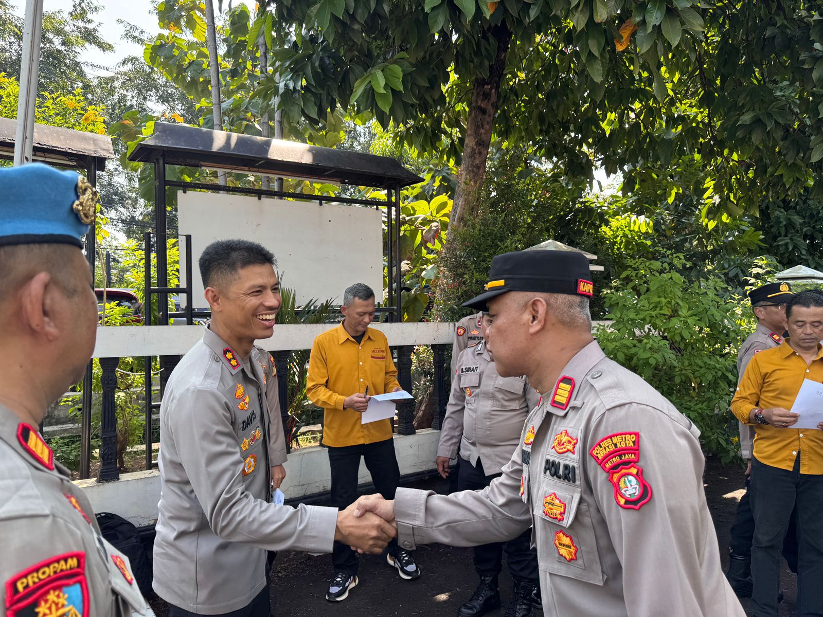 Silaturahmi Waka Polres Metro Bekasi Kota di Polsek Bekasi Barat, Tekankan Disiplin dan Tanggung Jawab Anggota