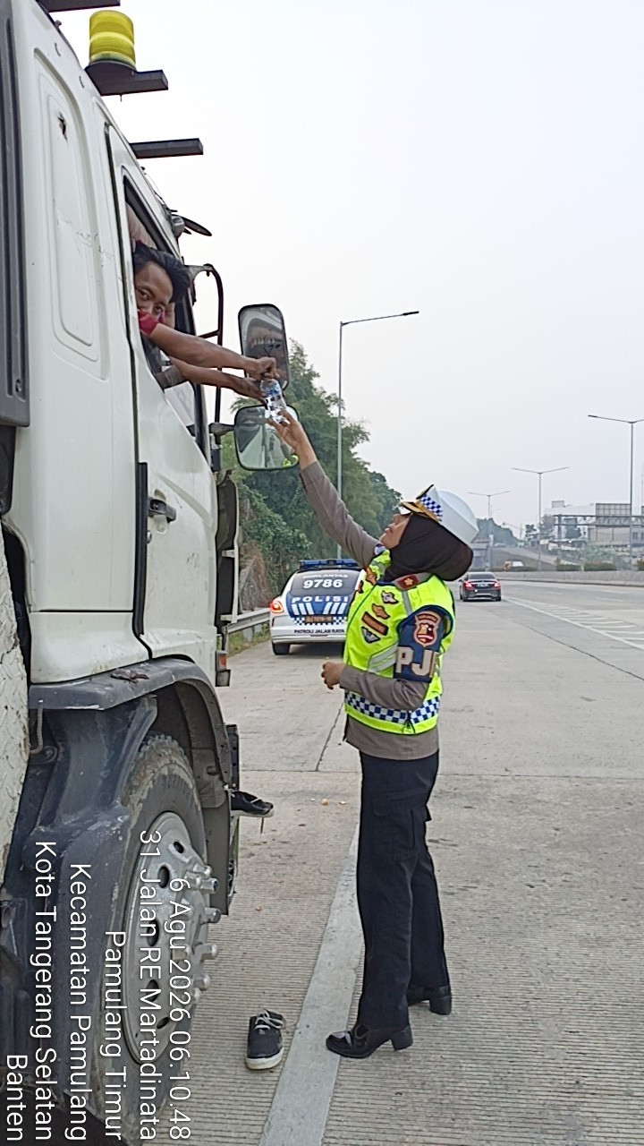 PJR BSD Tegur Sopir Truk yang Parkir di Bahu Jalan Tol CSI Tangerang Kota