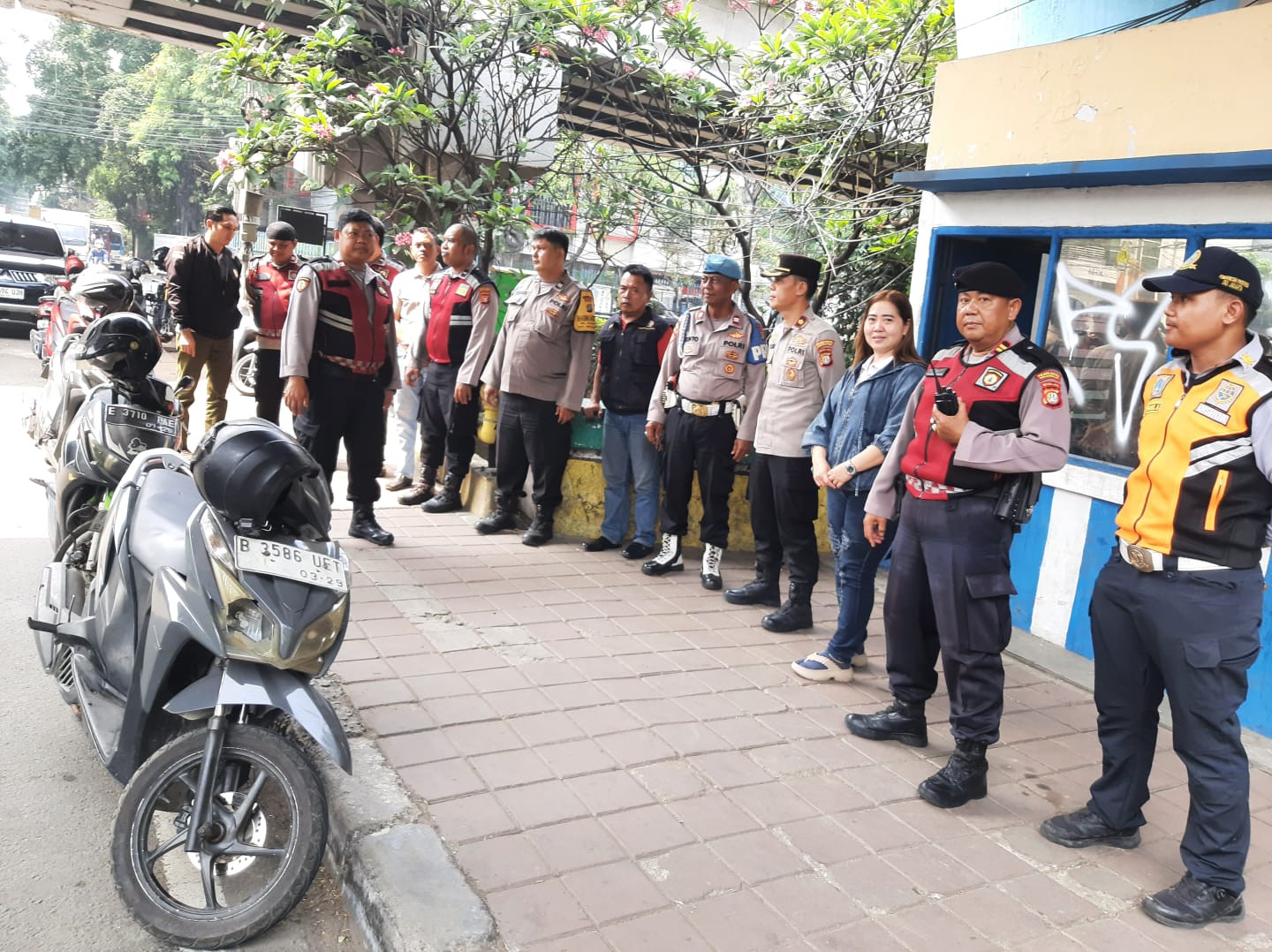 Polsek Metro Penjaringan Perkuat Kesiapsiagaan Personel Melalui Apel Penyekatan di Sejumlah Titik Strategis