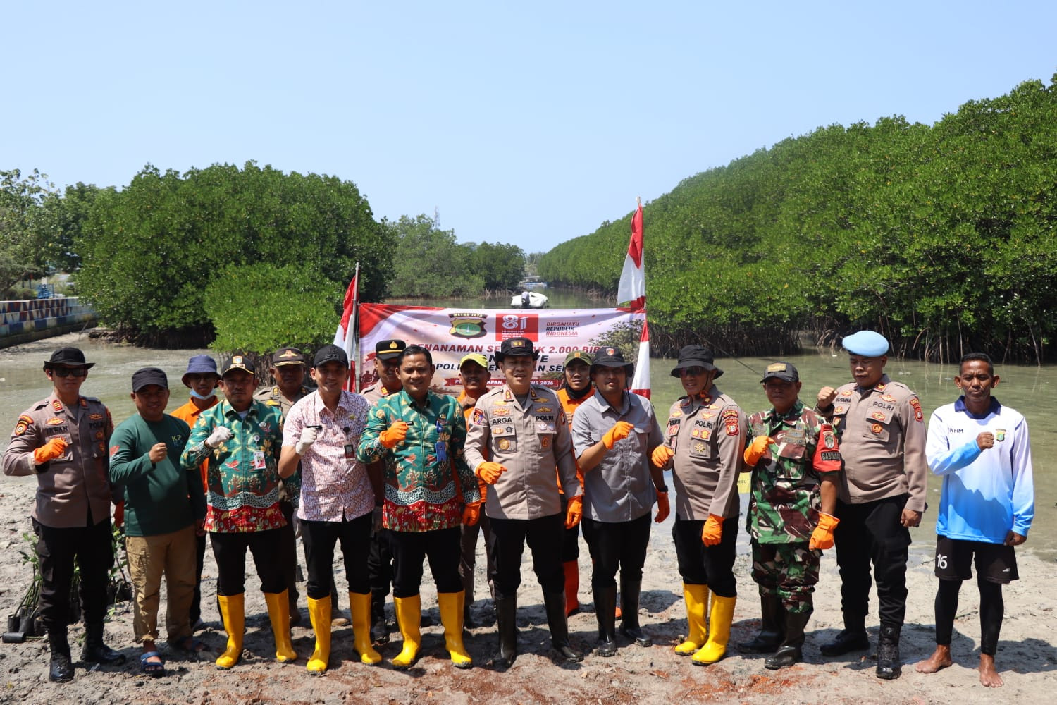 Polres Kepulauan Seribu Tanam 2.000 Mangrove dan Salurkan Bansos dalam Semangat HUT RI ke-81