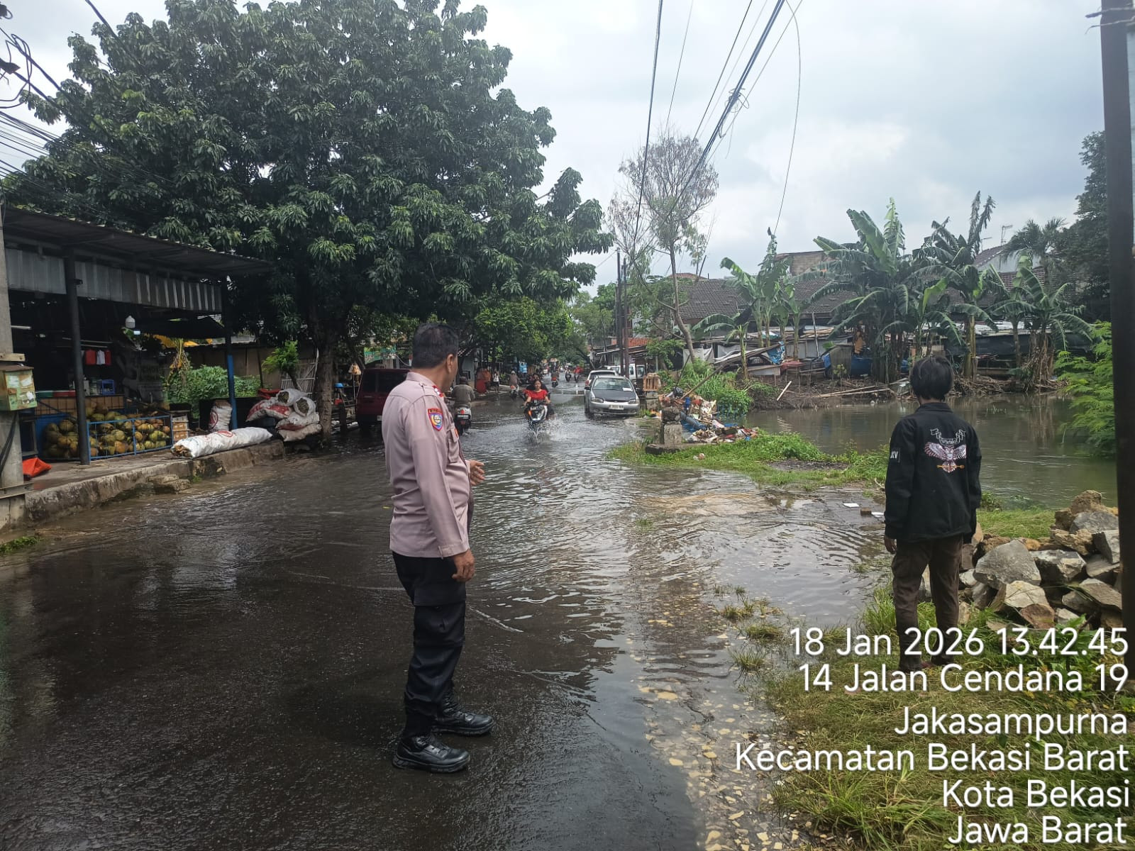 PEMANTAUAN DEBIT AIR DI JAKASAMPURNA: JALAN JATILUHUR RAYA TERPUTUS AKIBAT GENANGAN HINGGA 70 CM