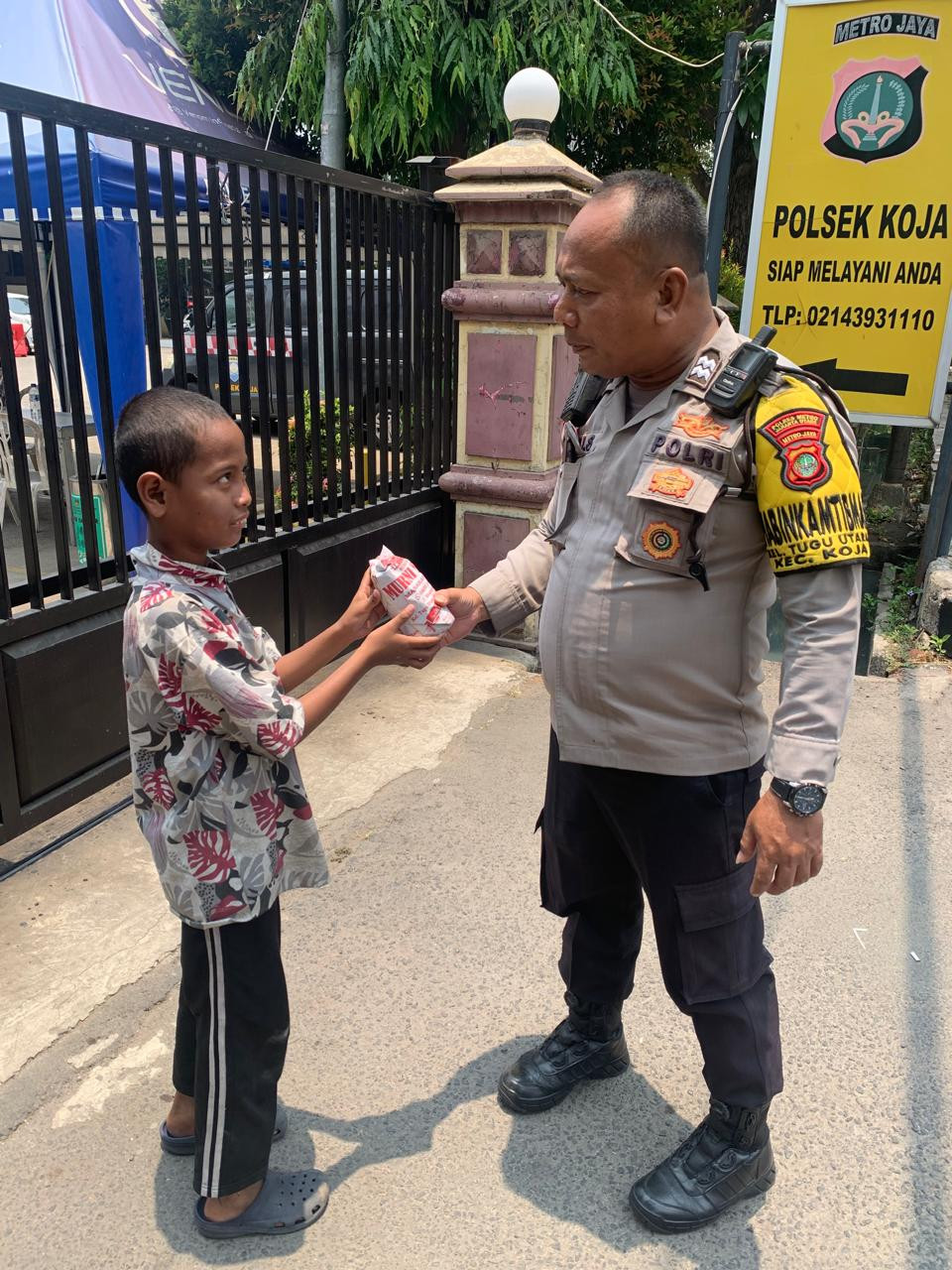 Jumat Peduli, Polsek Koja Salurkan Bansos dan Ajak Warga Perkuat Keamanan Lingkungan