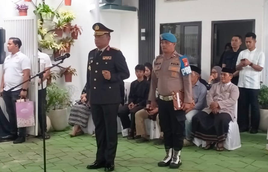 Kapolda Jatim Pimpin Upacara Pelepasan Jenazah Brigjen Pol Anumerta Ary Satriyan di Bekasi