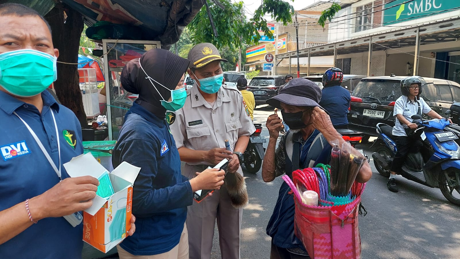 Polres Metro Jakarta Utara Bagikan Masker kepada Masyarakat, Antisipasi Dampak Erupsi Gunung Anak Krakatau