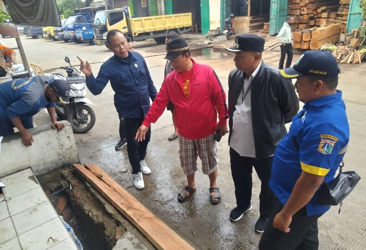 Respons Cepat Lurah Kalibaru, Banjir di RW 08 Berhasil Diatasi