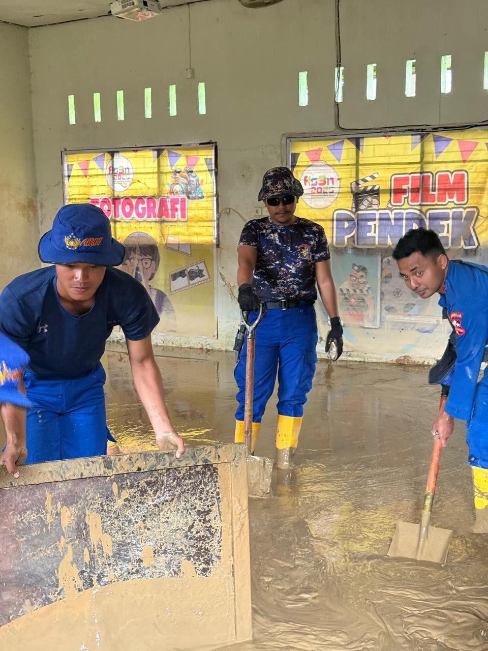 Korpolairud Baharkam Polri Lakukan Normalisasi Sekolah Terdampak Lumpur di Padang Pariaman