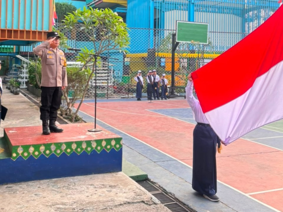 Jakarta On The Spot: Bhabinkamtibmas Pulau Untung Jawa Jadi Pembina Upacara di SMPN 285 Jakarta, Tanamkan Disiplin dan Nasionalisme