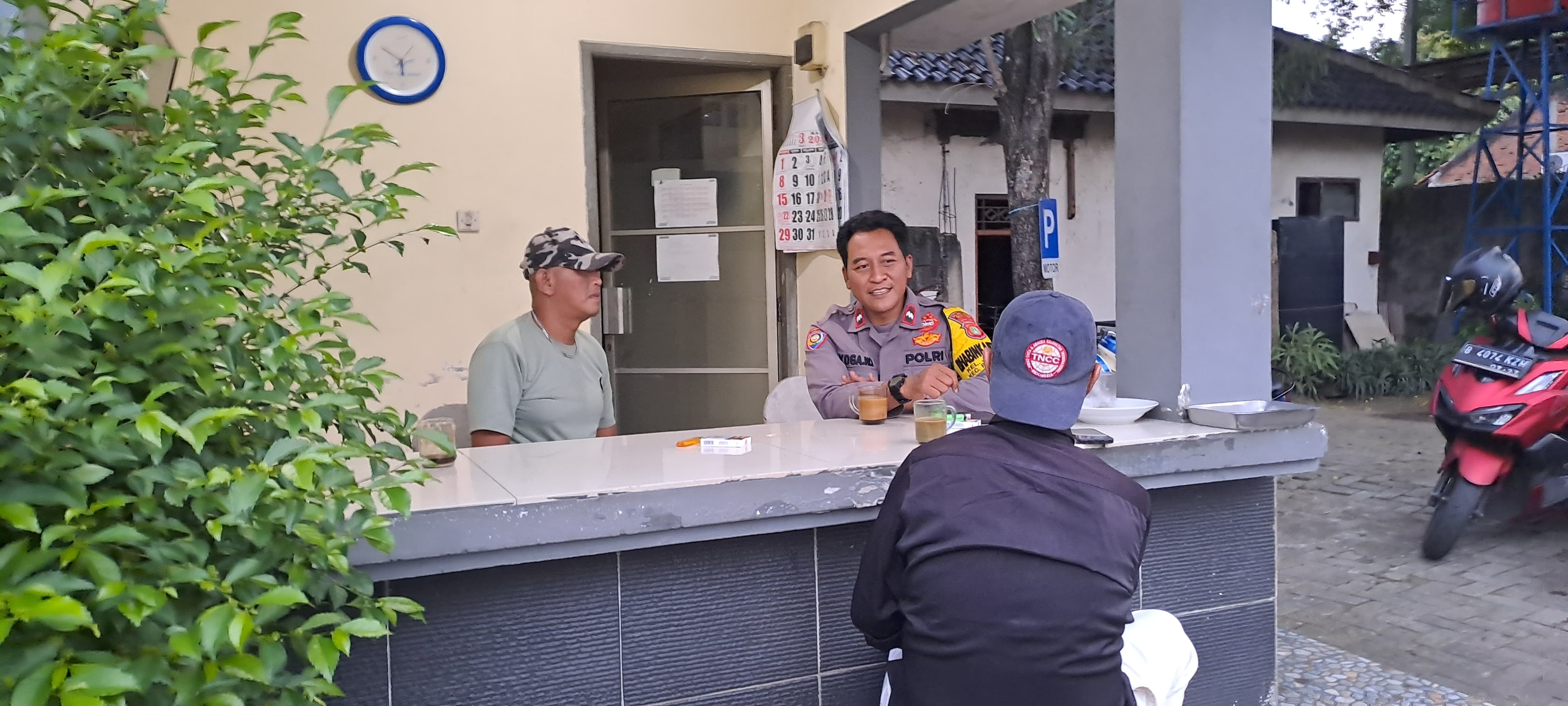Antisipasi Gangguan Kamtibmas di Sore Hari, Bhabinkamtibmas Jatibening Sambangi Warga 
