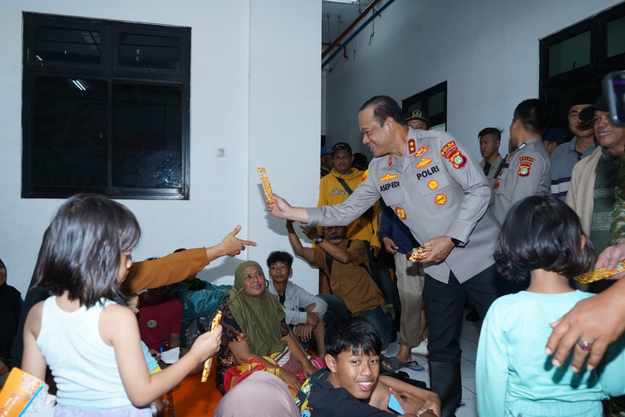 Kapolda Metro Jaya dan Pangdam Jaya Kunjungi Pengungsi Banjir  Bagikan Coklat kepada Anak-anak di Rusun Embrio Semper Barat