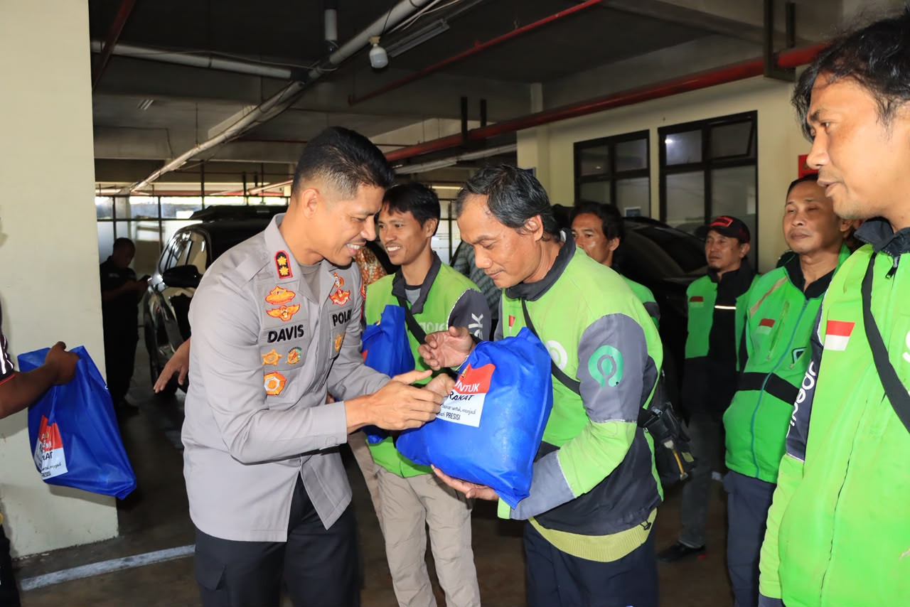 Jaga Bekasi On The Spot Polres Metro Bekasi Kota Gelar Jumat Berbagi, Perkuat Jalinan Kasih dengan Ojol dan Ormas Sabuk Kamtibmas