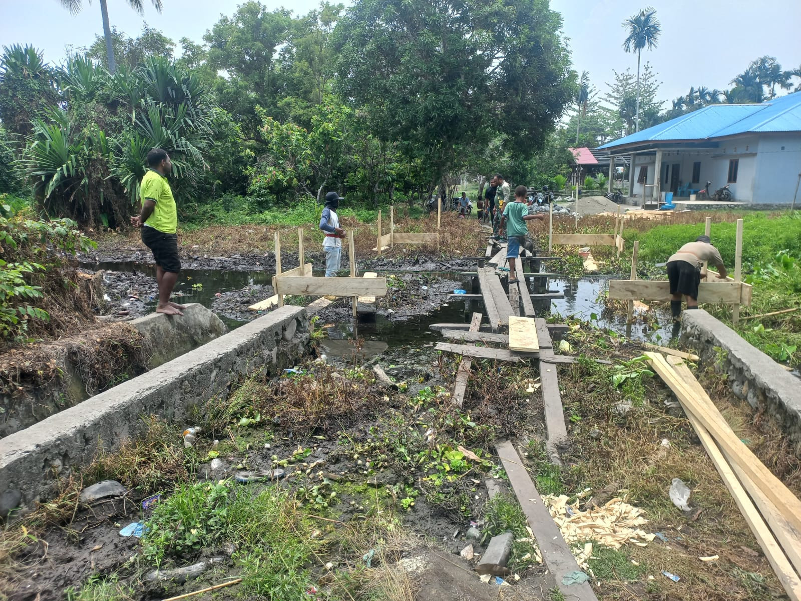 Satgas TMMD ke-130 Bangun Jembatan,  Permudah Akses Jalan Masyarakat