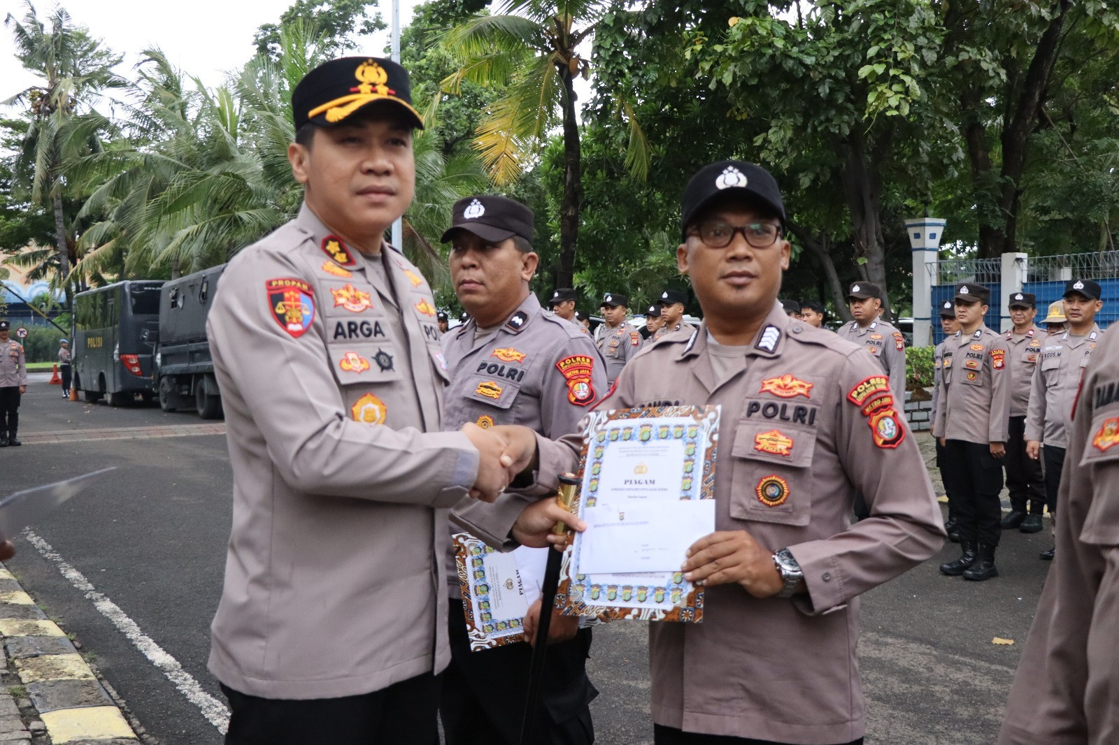 Kapolres Kepulauan Seribu Beri Penghargaan kepada Sat Binmas atas Capaian Distribusi 100 Ton Beras Bulog
