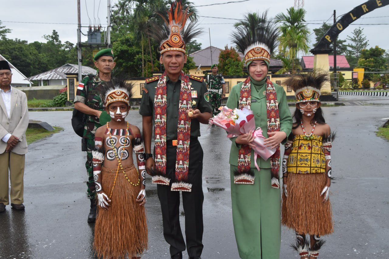 Kodim 1710/Mimika Gelar Tradisi Penyambutan Dandim dan Ketua Persit KCK