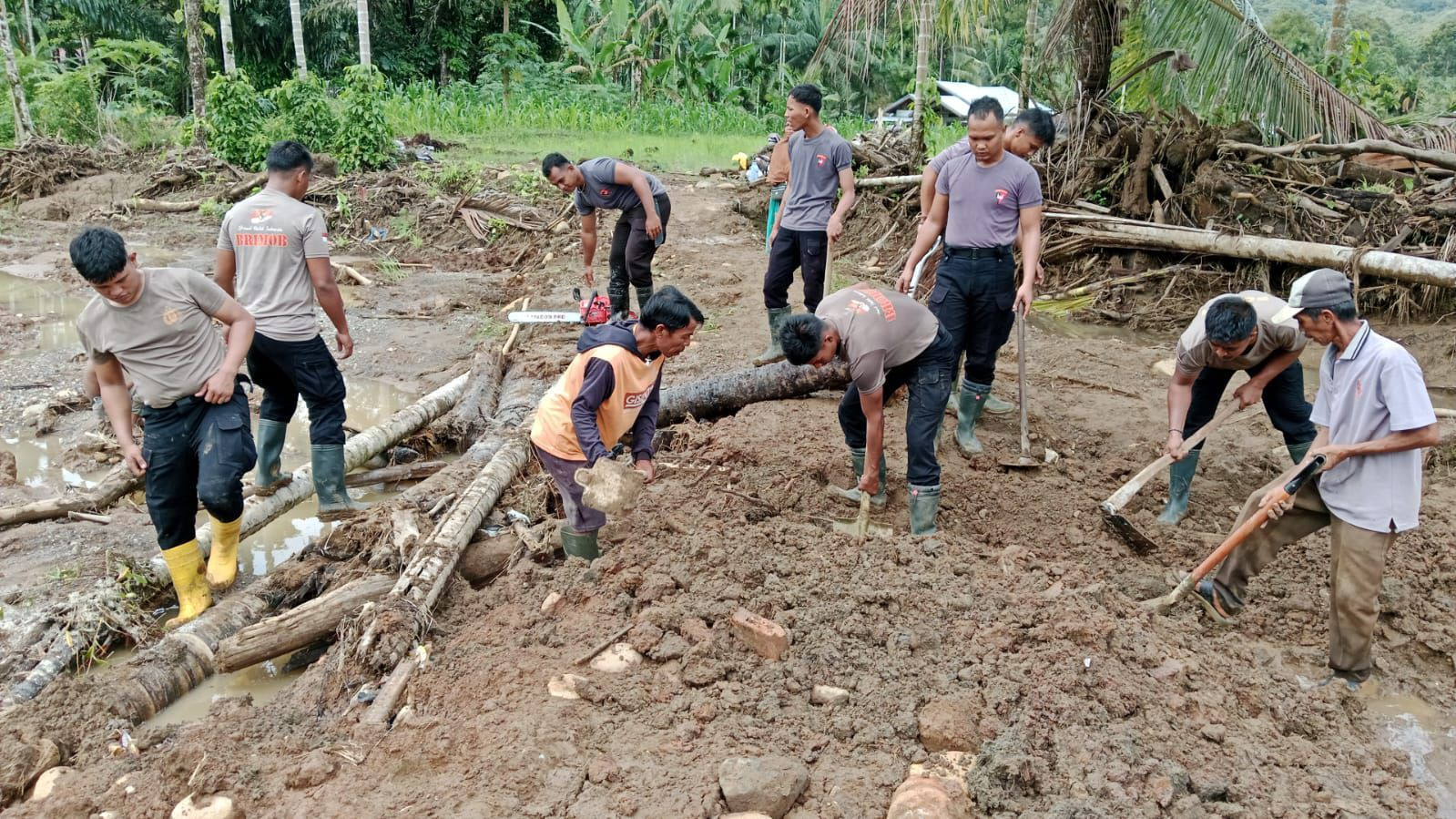 Tim SAR Resimen II Pasukan Pelopor Bantu Pencarian dan Pemulihan Infrastruktur Pascabanjir di Agam