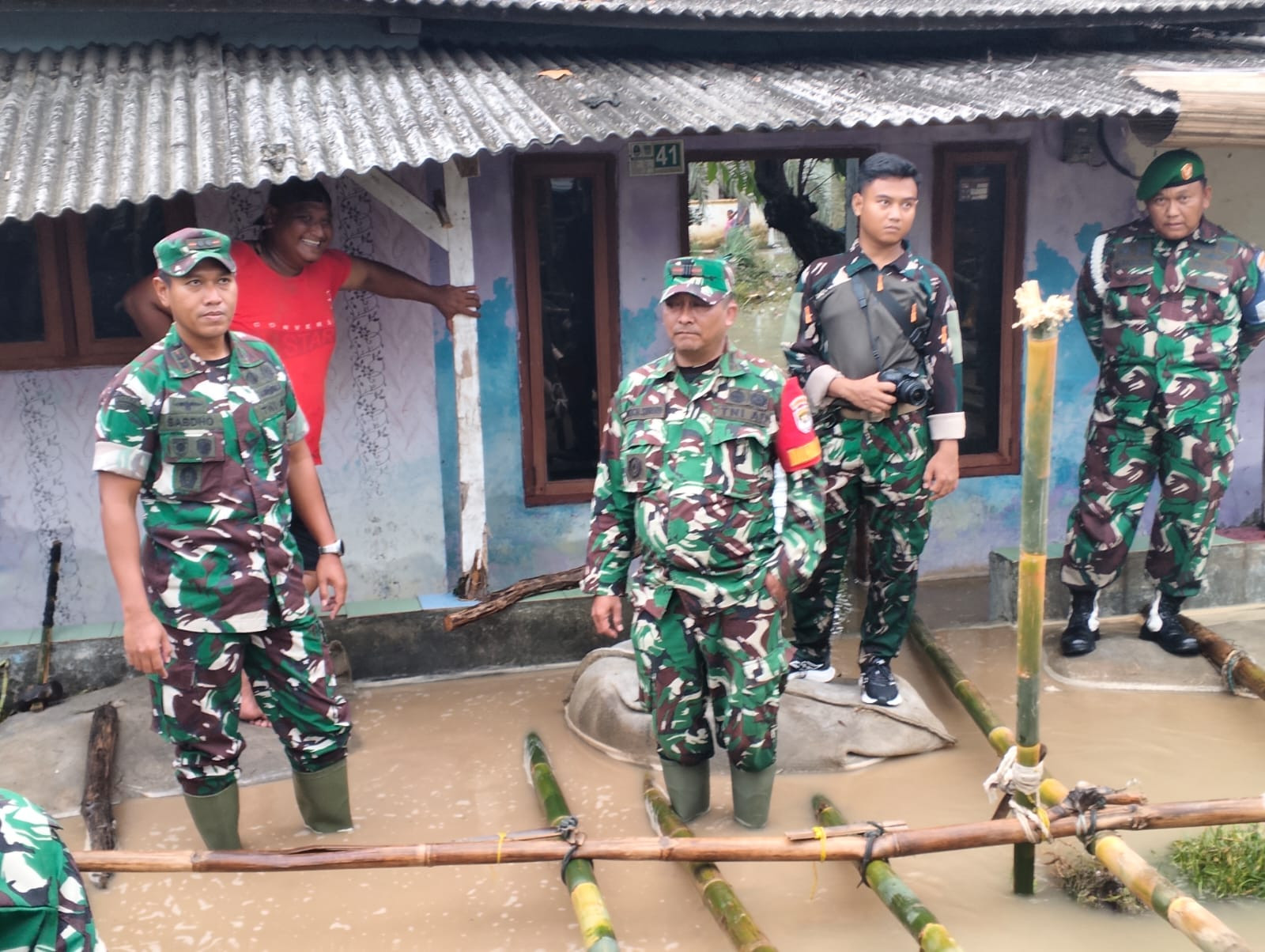 Kodam Jaya Hadir di Tengah Banjir, Evakuasi Warga Hingga Perbaikan Tanggul Jebol