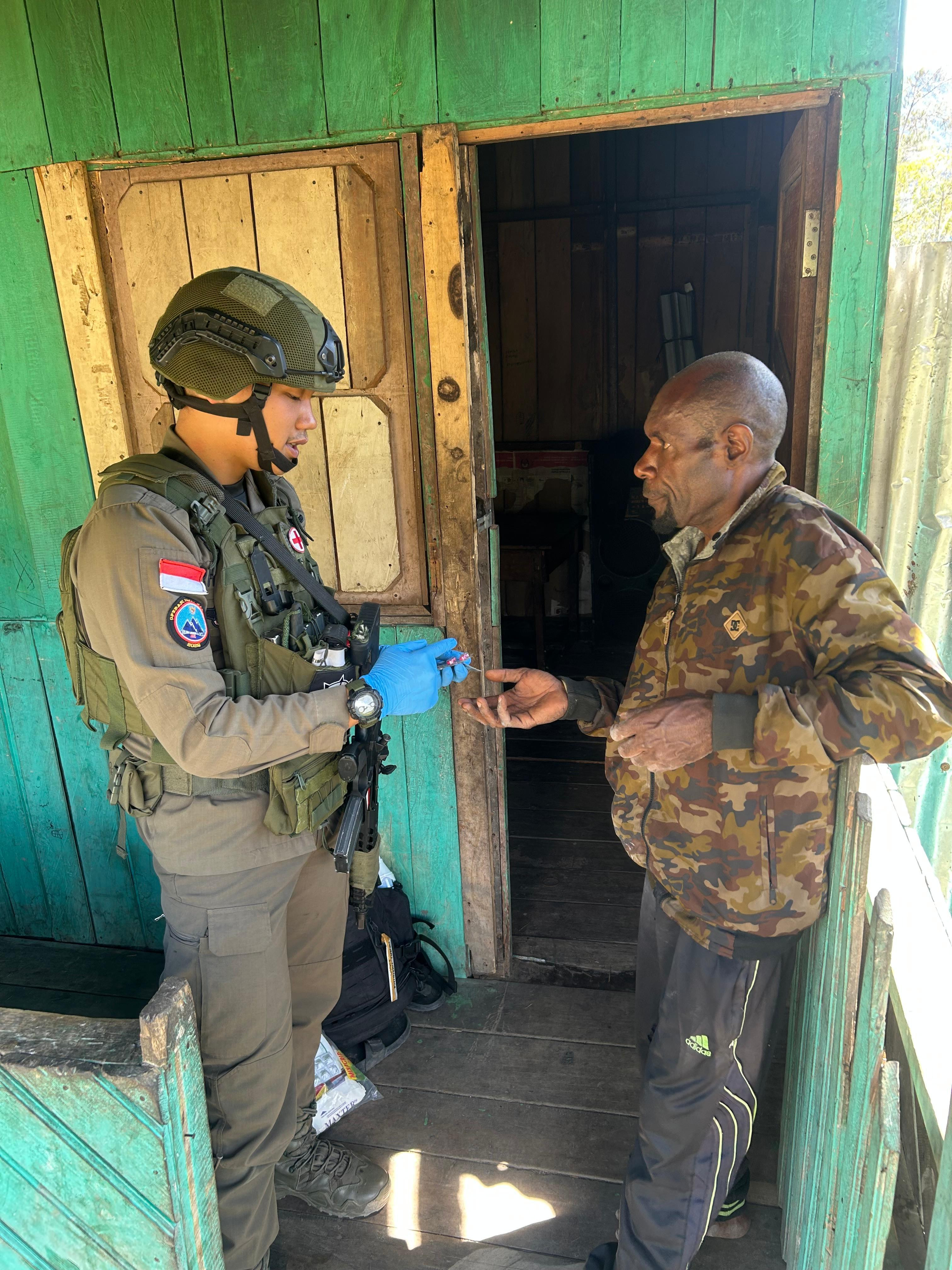 Di Balik Tugas Pengamanan, Brimob Hadir Menyembuhkan dan Menguatkan Warga Sinak