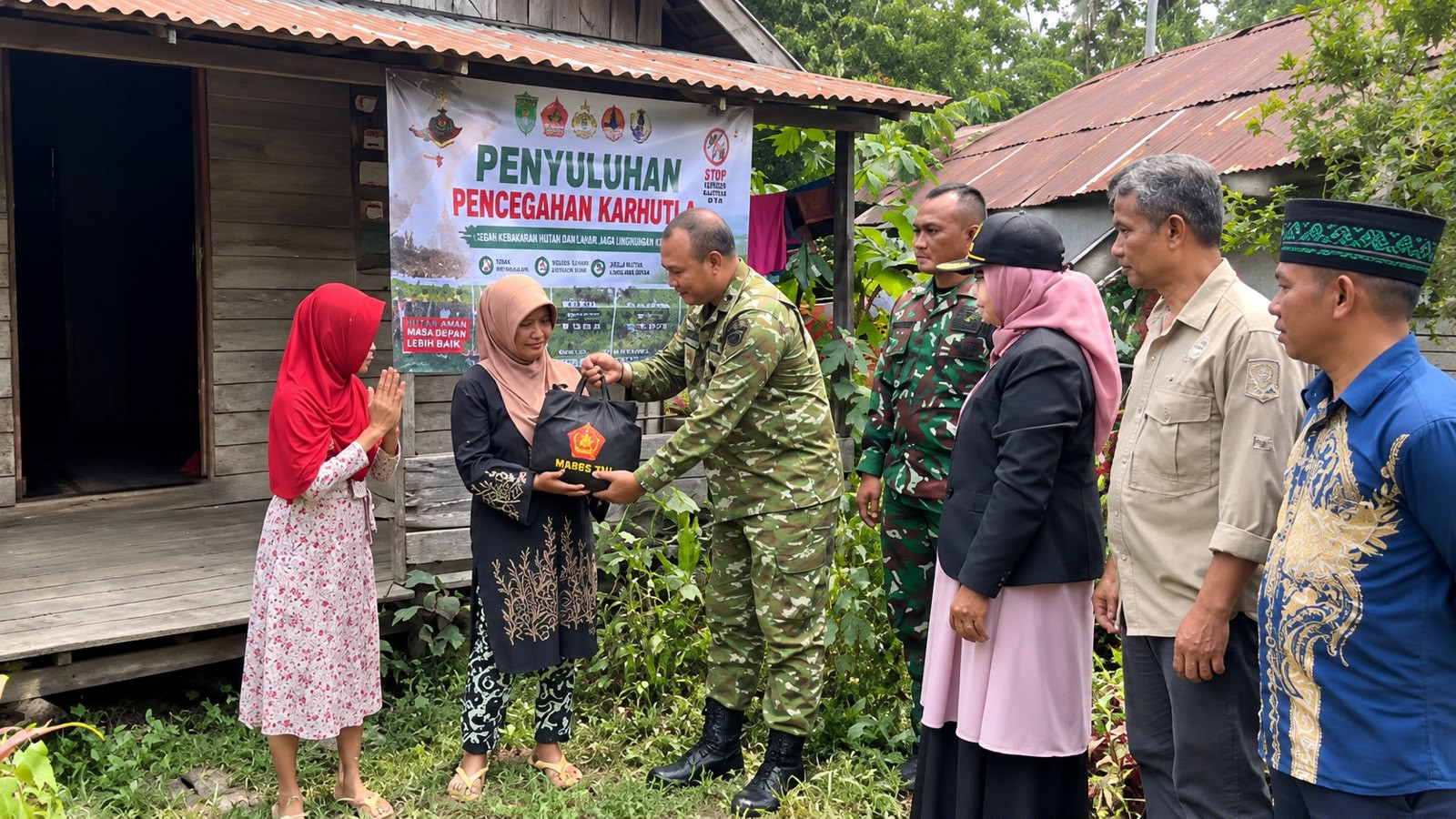 TNI Gencarkan Penyuluhan Door to Door Cegah Karhutla di Kabupaten Sambas