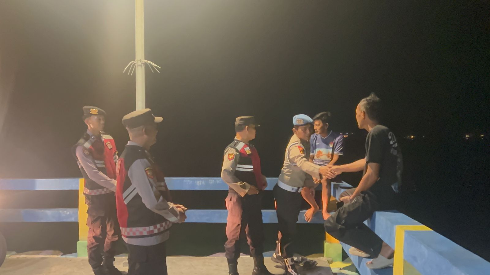 Patroli Malam Ramadhan, Polsek Kepulauan Seribu Selatan Bersama TNI dan Satpol PP Perkuat Siskamling dan Sosialisasikan Layanan 110