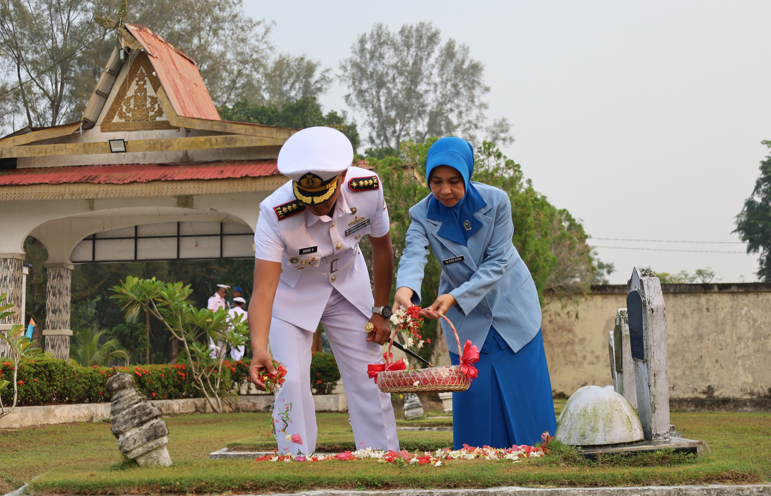 Sambut HUT Ke-81 TNI Angkatan Laut, Danlanal Dumai Pimpin Upacara Ziarah Rombongan