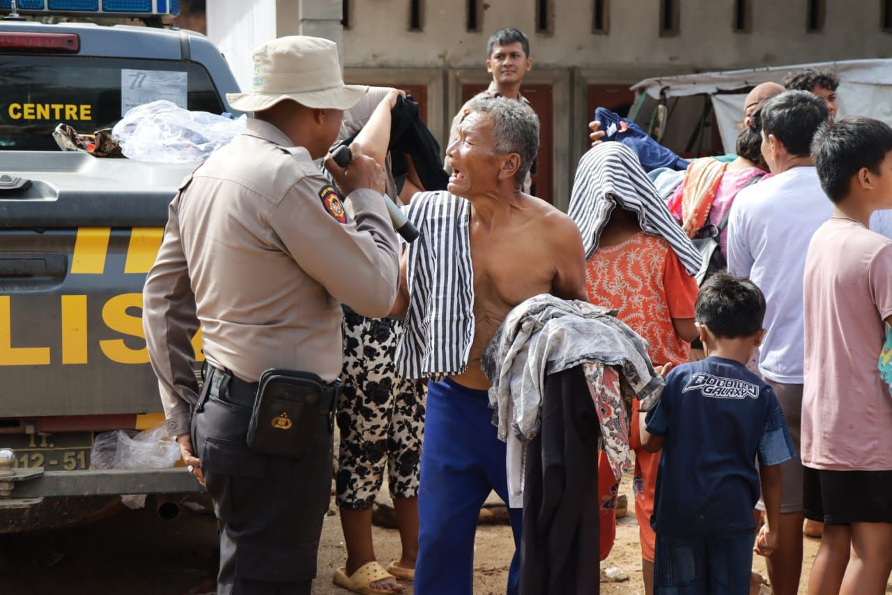 Polres Tapteng Bagikan Bantuan Pakaian untuk Korban Banjir