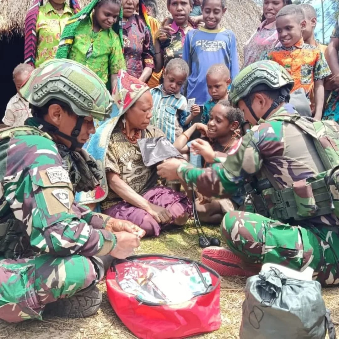 Prajurit Koops TNI Habema Serentak Berikan Pelayanan Kesehatan di Pelosok Papua
