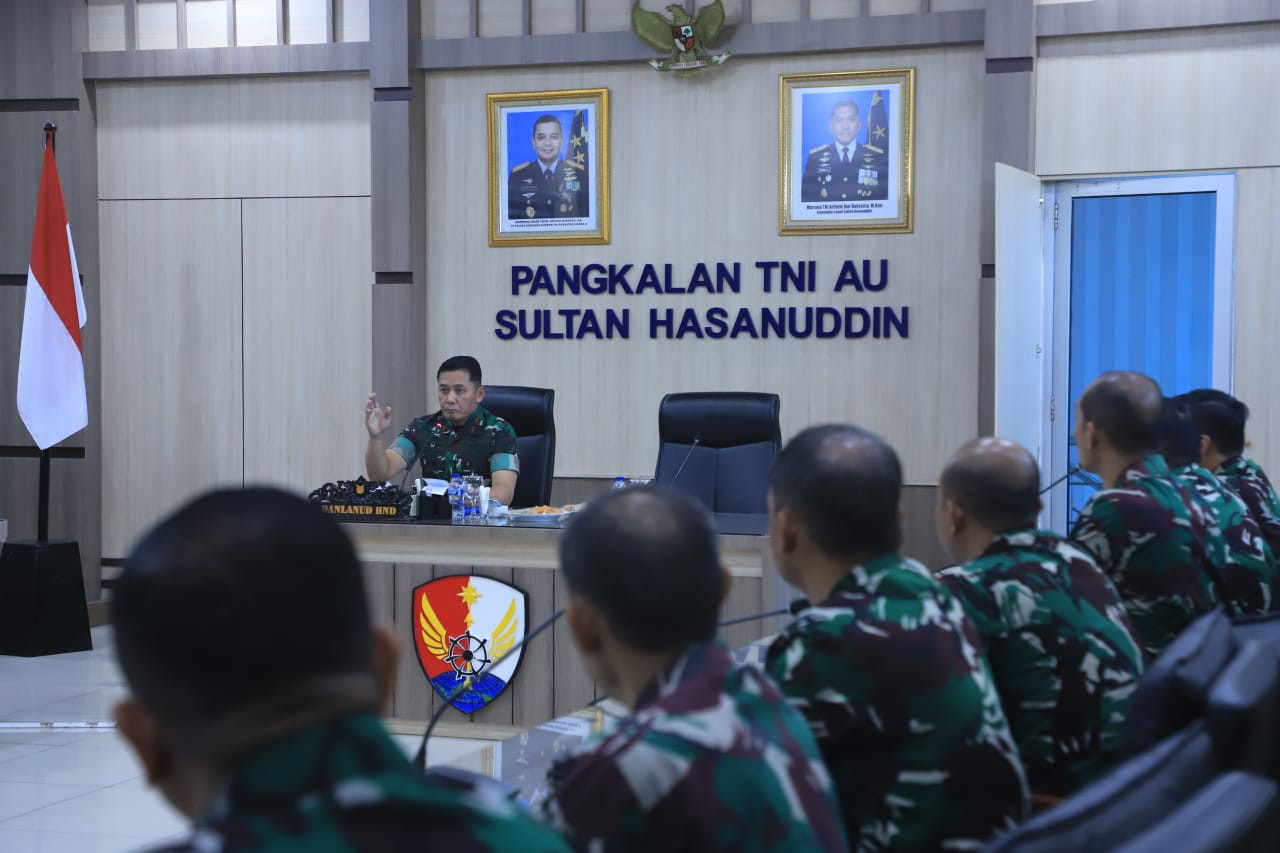 Komandan Lanud Sultan Hasanuddin Pimpin Rapat Staf, Tekankan Kepemimpinan Berbasis Keteladanan dan Kecerdasan Emosional