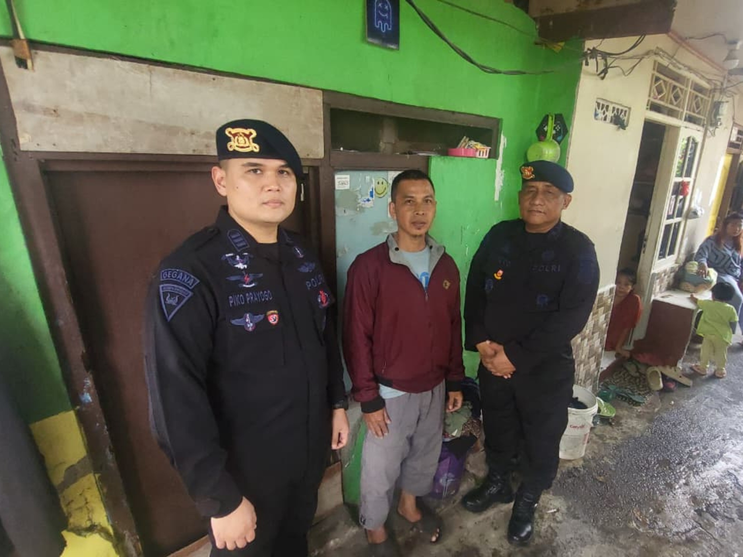 Brimob Polda Metro Jaya Salurkan Bakti Sosial untuk Warga Kebon Sirih