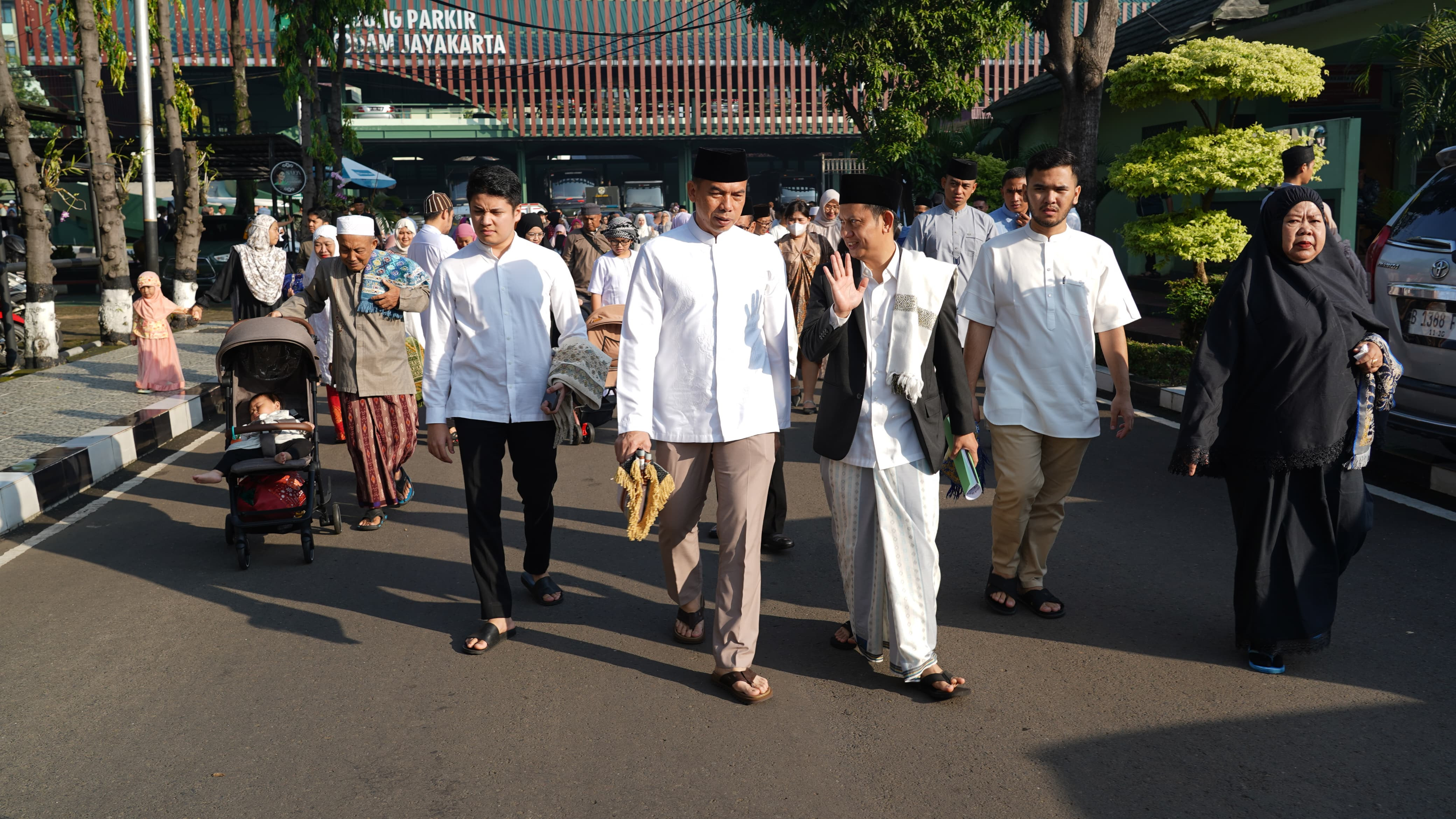 Pangdam Jaya Hadiri Sholat Idul Adha dan Serahkan Hewan Kurban Secara Simbolis di Makodam Jaya